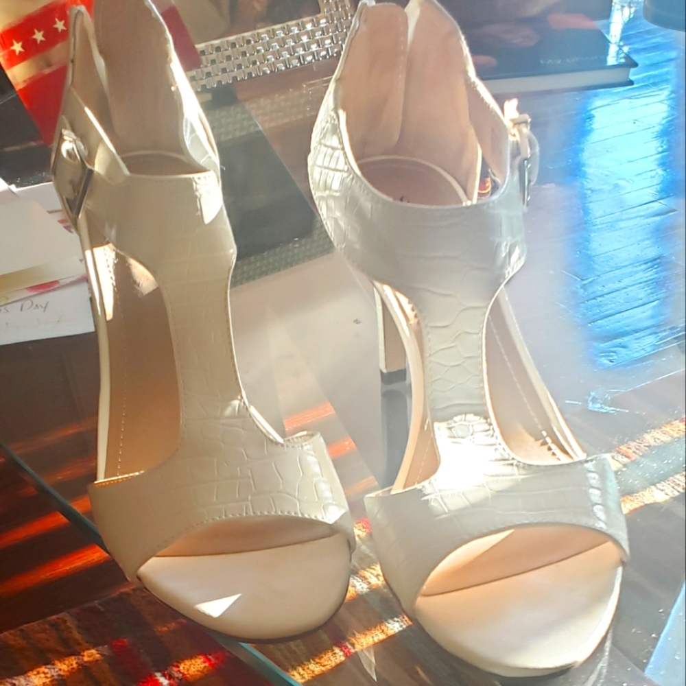 Style & Co zip back cream color heels size 8